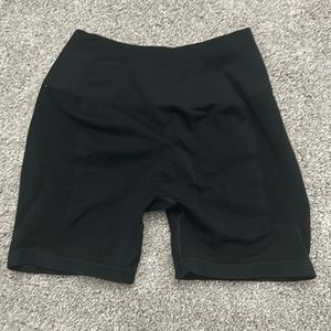 Alphalete amplify shorts in black & size medium 4.5” inseam
